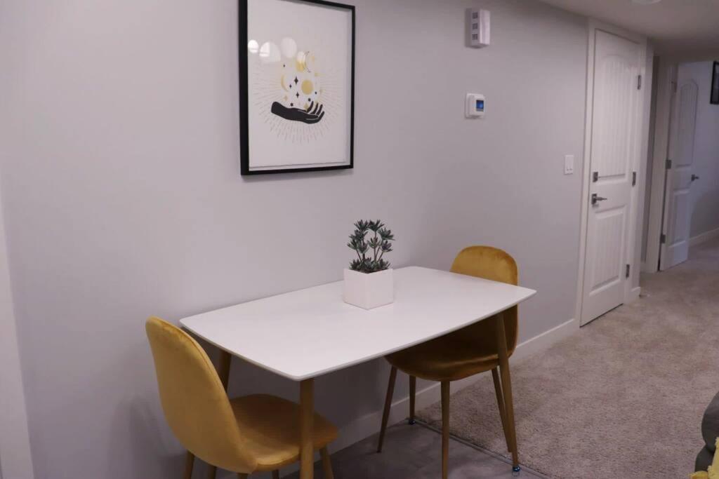 Deluxe 2 Bedroom Suite With*Netflix/Cable/Prime เอดมันตัน ภายนอก รูปภาพ