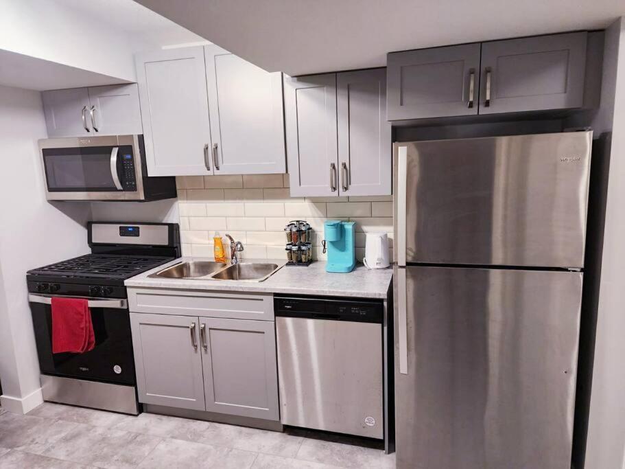 Deluxe 2 Bedroom Suite With*Netflix/Cable/Prime เอดมันตัน ภายนอก รูปภาพ