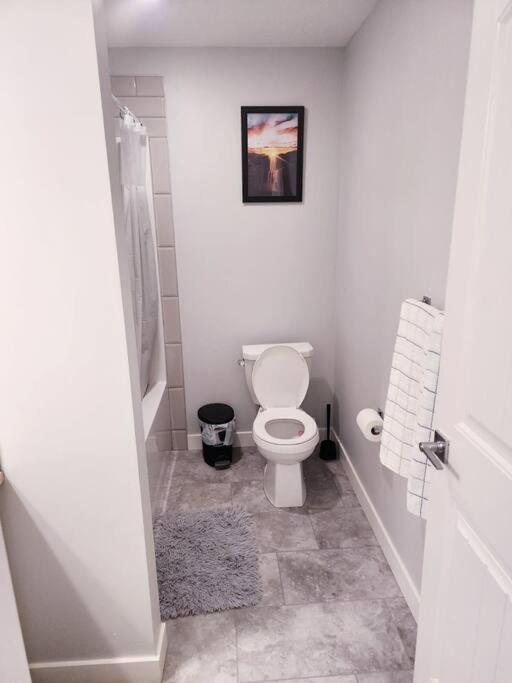 Deluxe 2 Bedroom Suite With*Netflix/Cable/Prime เอดมันตัน ภายนอก รูปภาพ