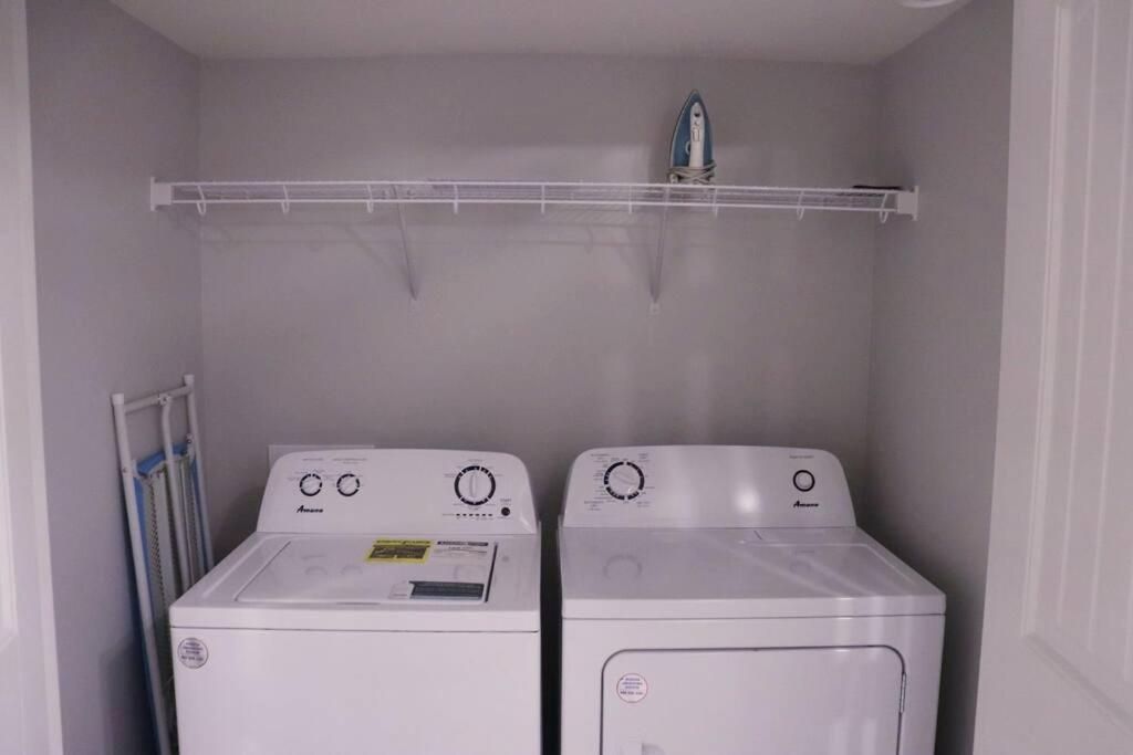 Deluxe 2 Bedroom Suite With*Netflix/Cable/Prime เอดมันตัน ภายนอก รูปภาพ