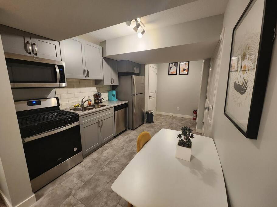 Deluxe 2 Bedroom Suite With*Netflix/Cable/Prime เอดมันตัน ภายนอก รูปภาพ