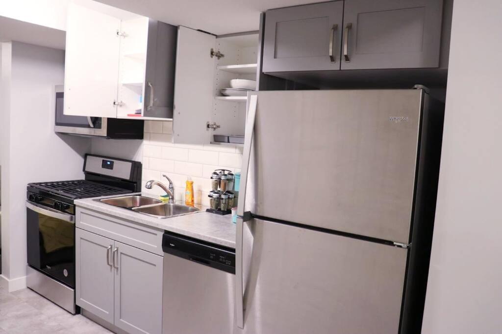 Deluxe 2 Bedroom Suite With*Netflix/Cable/Prime เอดมันตัน ภายนอก รูปภาพ